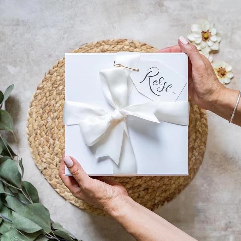 Thư giỏ quà bằng giấy trắng với cửa từ tính tùy chỉnh cho Ngày của Mẹ Ngày Valentine